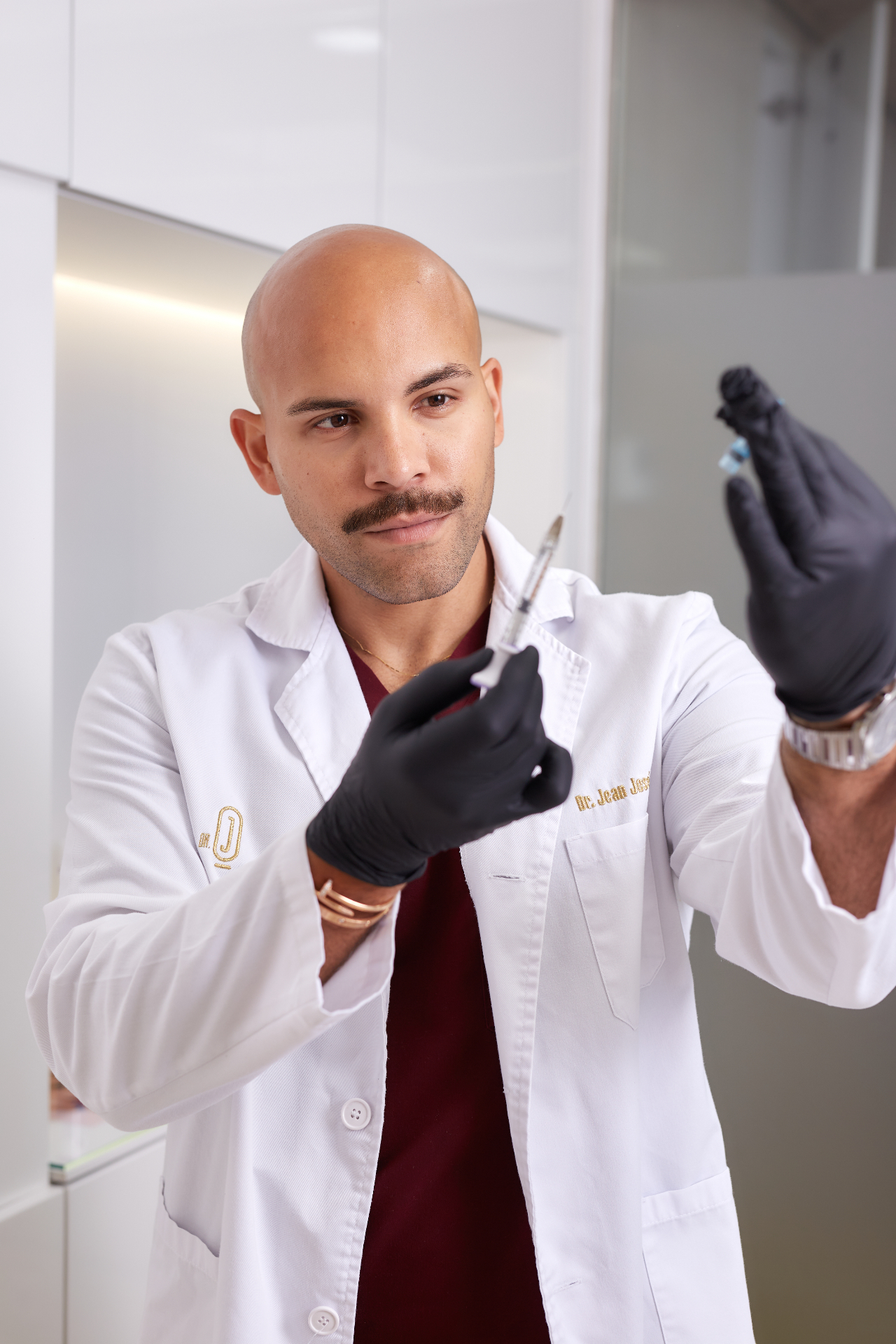 Doctor con bata y guantes — retrato editorial
